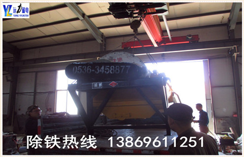 2.小型强磁磁选机的分选择效果好  　　行简单的华体会·官方版网站登录入口-华体会(中国)
. 采用磁分离专利技术还增加了分拣计划,提高分拣精度,无论硬矿石软,无论粗颗粒,细颗粒,所有类型的选矿机都可以自动调度,分选效果控制在许可范围内.  　　3.远力小型强磁磁选机创新产品  　　以烧结钕铁硼"管包裹动态半封闭磁性系统"专有技术为中间,开发了一系列干式磁选机,时间一直是定型产品的发展：  　　4.小型强磁磁选机的处理量及型号  　　CTG-620干滚筒式粗轧机(粗轧设备可用于丰富河砂,砂铁矿,铁矿石等)处置量：100-125t / h  　　CTG-824干滚筒粗选机(粗机设备可用于丰富河砂,砂铁矿,劣铁矿等)处置能力：125-150t / h  　　CTG-8180干滚筒粗轧机(粗轧设备可用于贫矿,尾矿,河砂,钢渣等)处置能力：50-80t / h