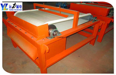 1.小型干式磁选机受欢迎的原因  　　1.1.由于近期铁矿石价格继续上涨,磁选矿机的节能效率提出了新的要求;  　　1.2.小型干式磁选机市场,不仅为用户降低投资成本,而且可以创造相当的经济价值.  　　1.3.小型干式磁选机的普及,使得一些老式磁选机逐渐淘汰.  　　1.4.远力磁电提供完善的生产小型干式磁选机,所生产的设备得到了广大用户的广泛赞誉,该设备采用永磁系统,采用移动式式运行方式提高了材料的利用率.  　　1.5.华体会·官方版网站登录入口-华体会(中国)
设备在行业中推动新型设备的发展,进一步满足除铁工业的需要,并在除铁工业的应用中发挥了很大的推动作用  　　2.矿用华体会·官方版网站登录入口-华体会(中国)
价格与磁系的关系  　　2.1磁选机的价格和磁块的尺寸是密不可分的,有很多用户不明白与磁块的关系,今天远力小编给你一个详细分析它们之间的关系,磁管包括磁块和圆筒,我们先核算下成本价格,磁块的价格还没有下降,一块高强磁的磁强度会几百块钱,这样我们可以计算出来.  　　2.2磁选机滚筒的尺寸越大,所需磁铁的磁场强度越大,磁性块越高,磁铁的强度要求也越高,使得磁选机的价格由气缸的成本决定.