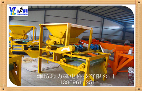 永磁磁选机的试车流程是啥样子的,潍坊远力磁电生产的永磁磁选机是根据各种矿物不同的比磁化系数,利用磁力进行矿物分选.当矿浆进入分选区时,由于各种矿物比磁化系数不同,在磁场磁力作用下,强磁性矿物被吸附在圆筒表面上,随圆筒旋转带到精矿矿口,脱离磁系后借精矿冲洗水排入精矿箱;脉石和弱磁性矿物不能被磁力吸引,在槽体内矿浆流的作用下,顺圆筒旋转方向自流进入尾矿排矿箱.
